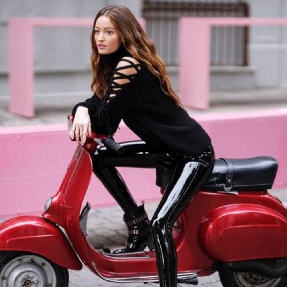 Alice + Olivia Izetta Open Shoulder Turtleneck‎ in Black Size XS